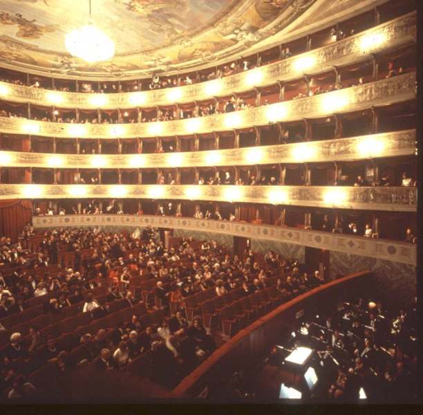 BERGAMO_INTERNO_TEATRO_DONIZETTI